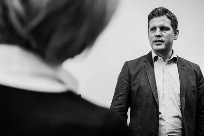 Sebastian Esser bei einem Vortrag